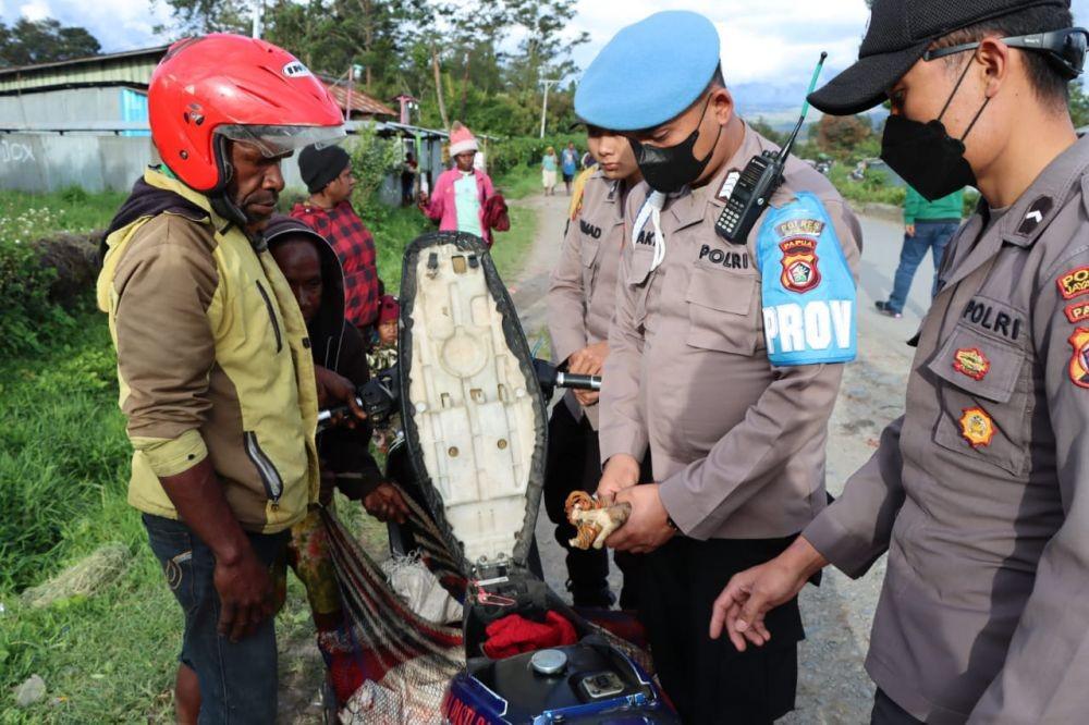 Pihak kepolisian Resor Jayawijaya saat memeriksa jok motor milik warga yang terjaring razia sajam IDN Times/Istimewa