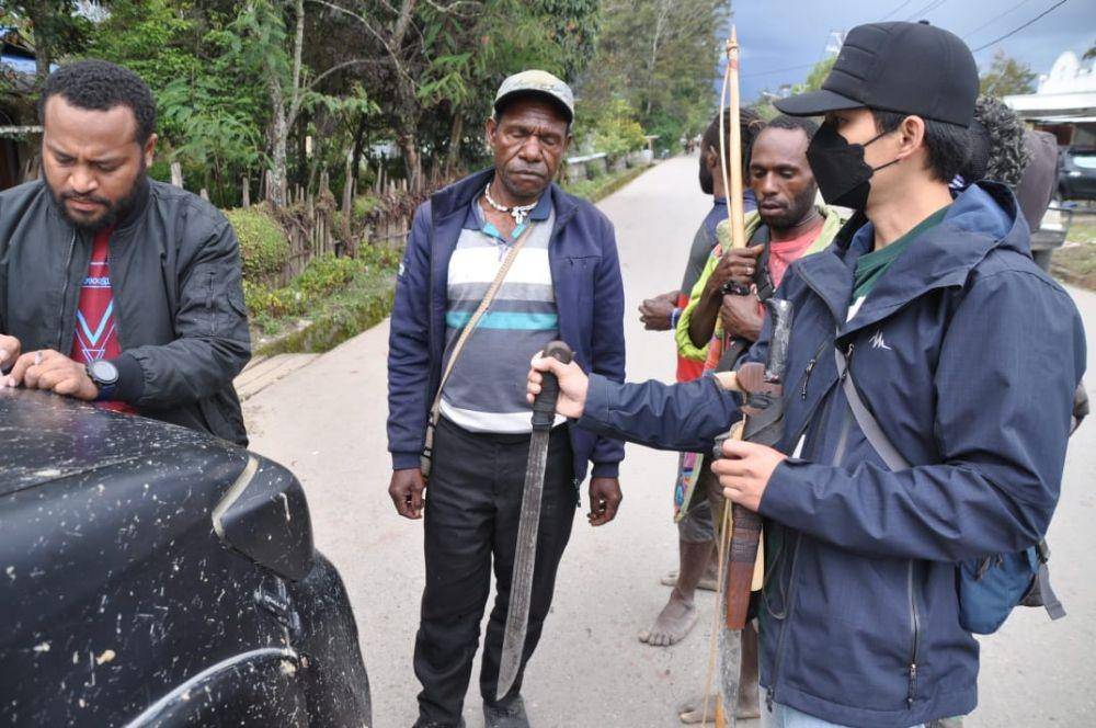 Beberapa anggota Polisi yang menyita sejumlah senjata tajam dan melakukan pendataan IDN Times/ Istimewa