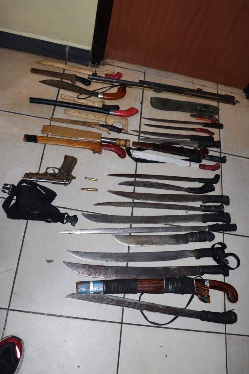 Sejumlah senjata tajam, pistol korek api dan dua butir amunisi yang berhasil diamankan saat razia IDN Times/ Istimewa