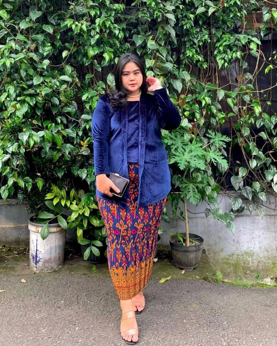 kebaya velvet (instagram.com/noviantrc)