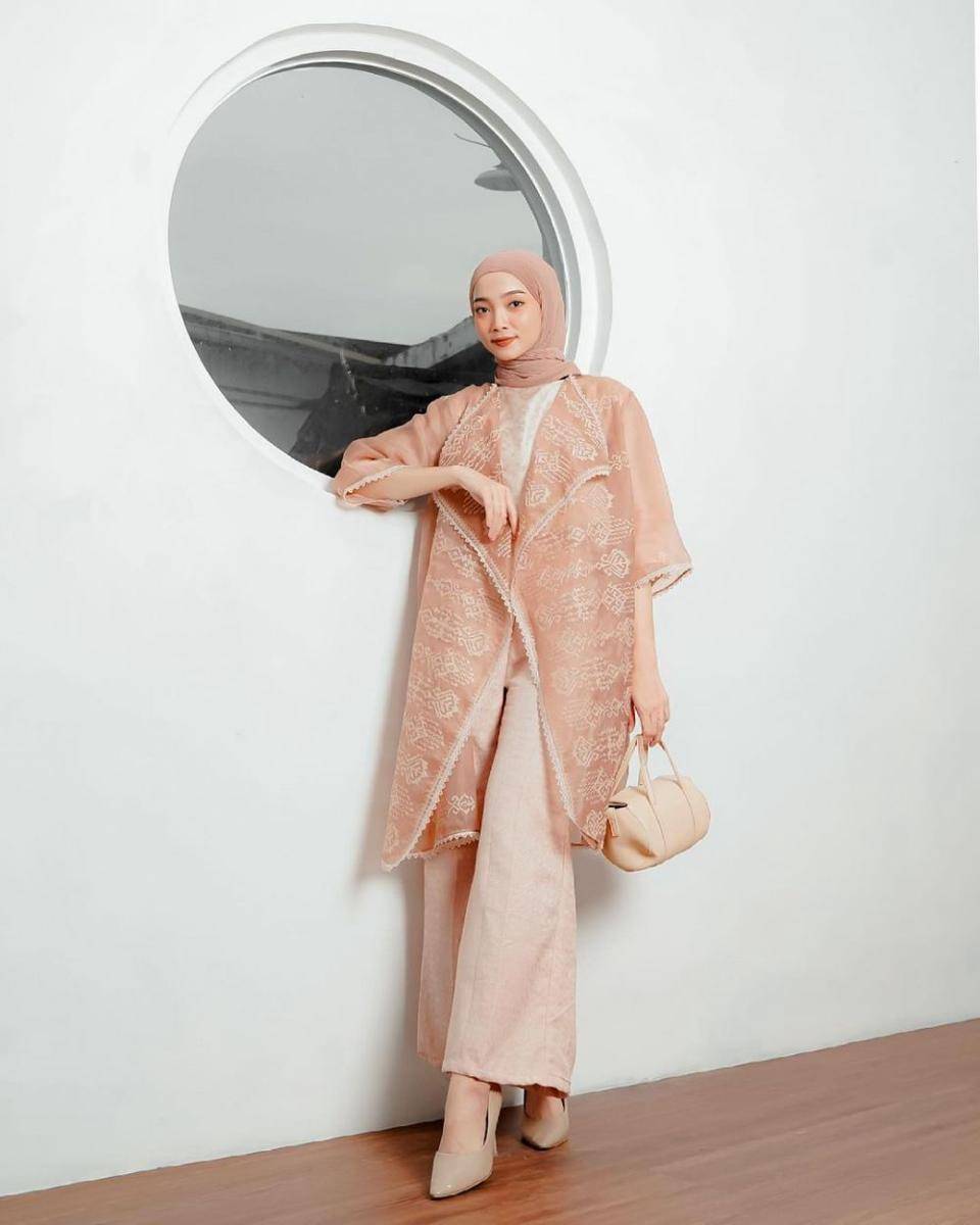 OOTD untuk datang ke wisuda pacar (instagram.com/liza.rosalita)