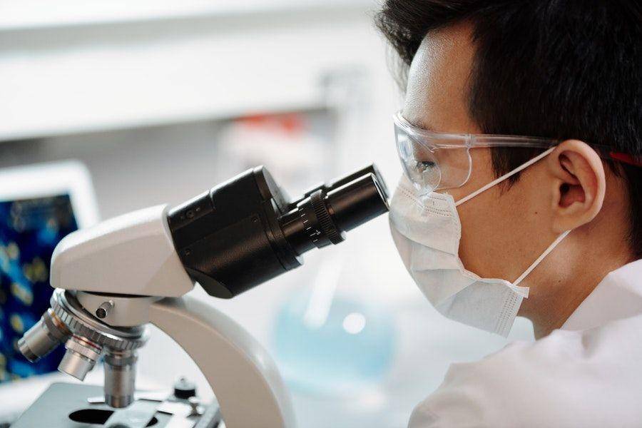 ilustrasi dokter mengamati kulit di bawah mikroskop (pexels.com/Edward Jenner)