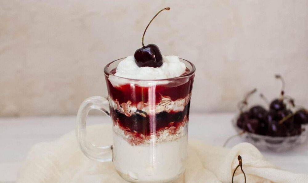 ilustrasi dessert parfait (pexels.com/Mary Nikitina)