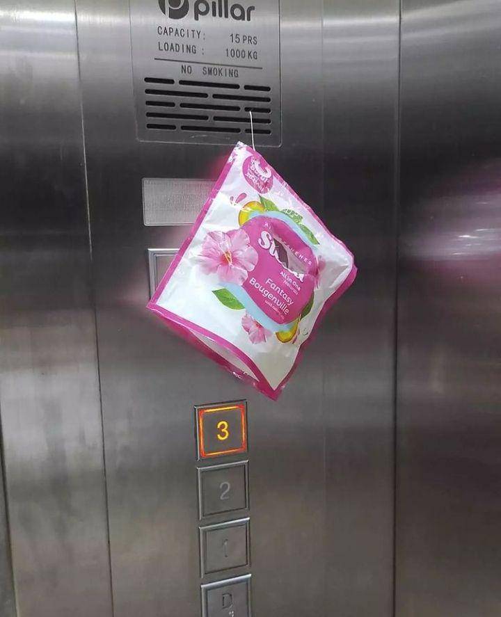 momen lucu di lift (instagram.com/wkwklandreal)