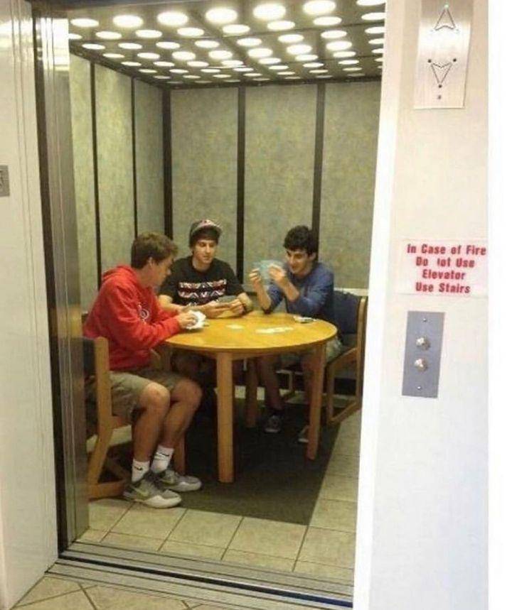 momen lucu di lift (instagram.com/cursedshite)