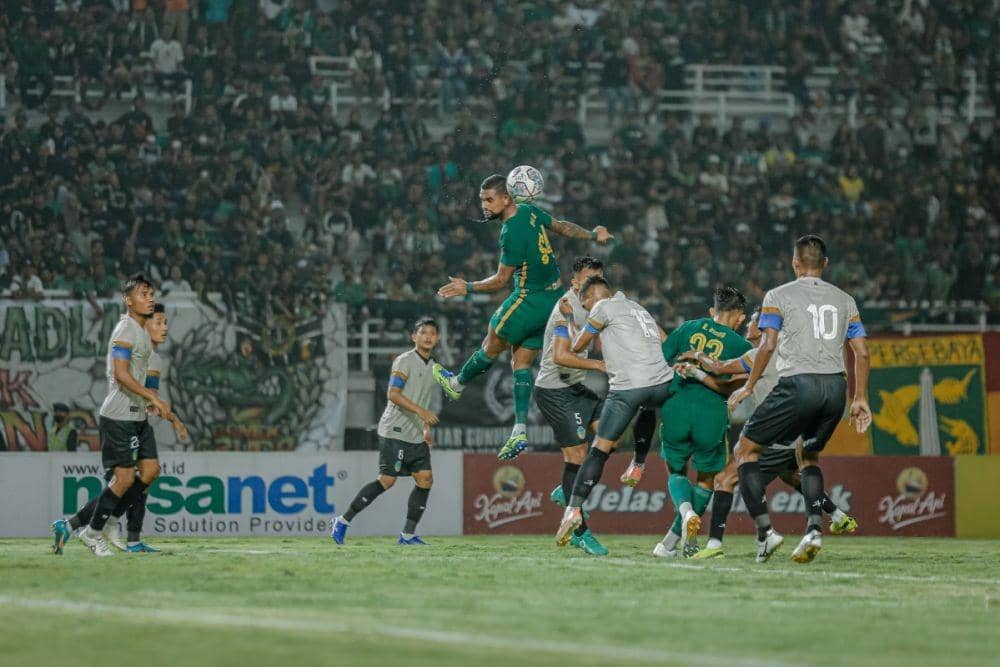 Sundulan Silvio Junior yang berbuah gol semata wayang Persebaya di laga petang tadi. (Persebaya)