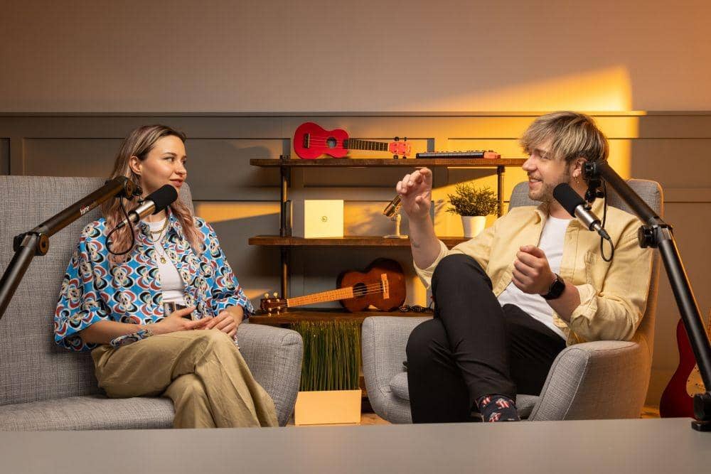 ilustrasi pria dan wanita berbicara (unsplash.com/Sebastian Pandelache)