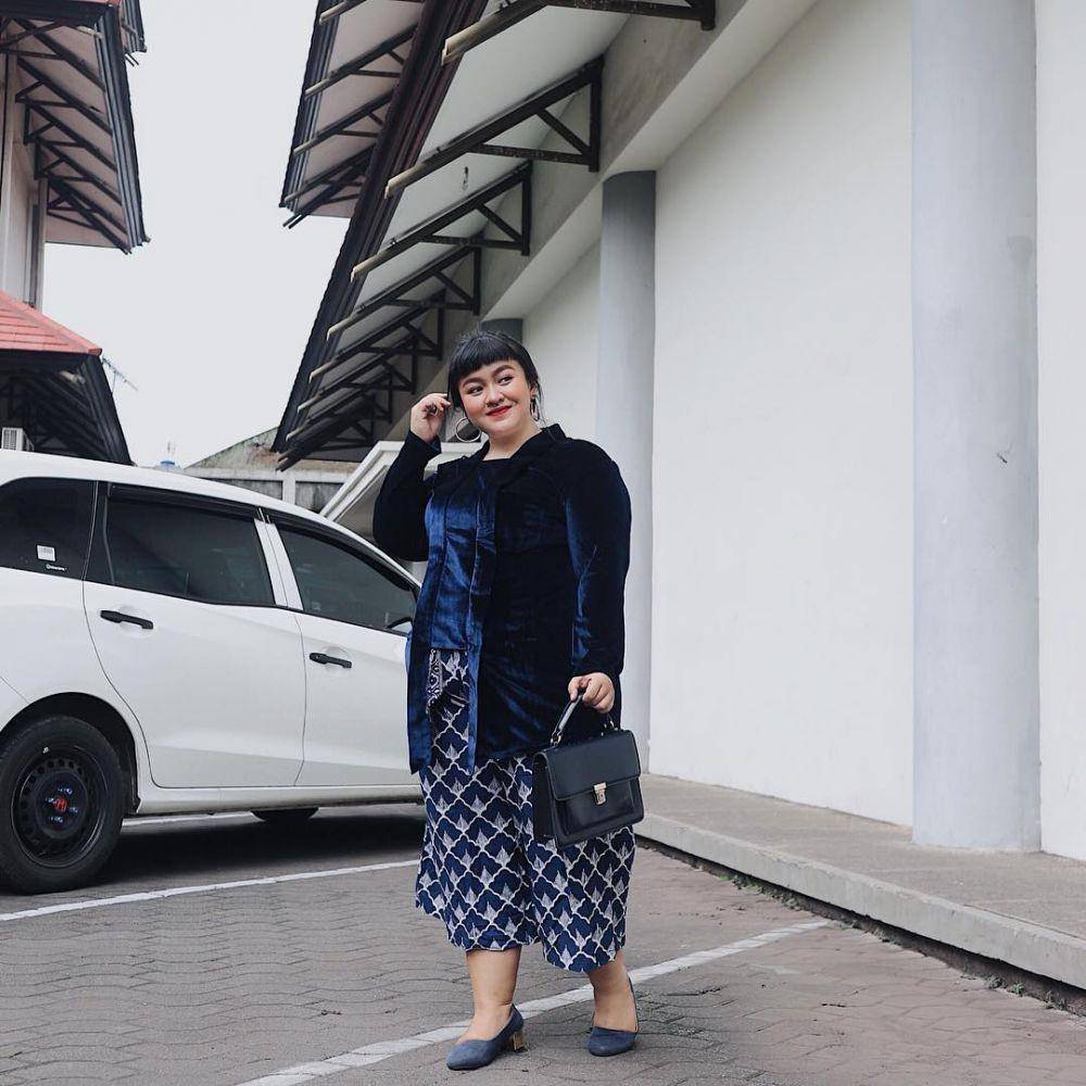 padu padan tas dan kebaya beludru (instagram.com/tiraemon)