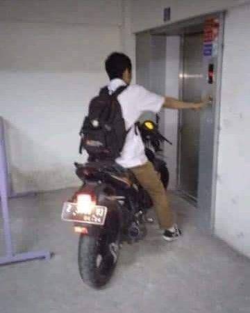 momen lucu di lift (instagram.com/kelakuanpeopleplus)