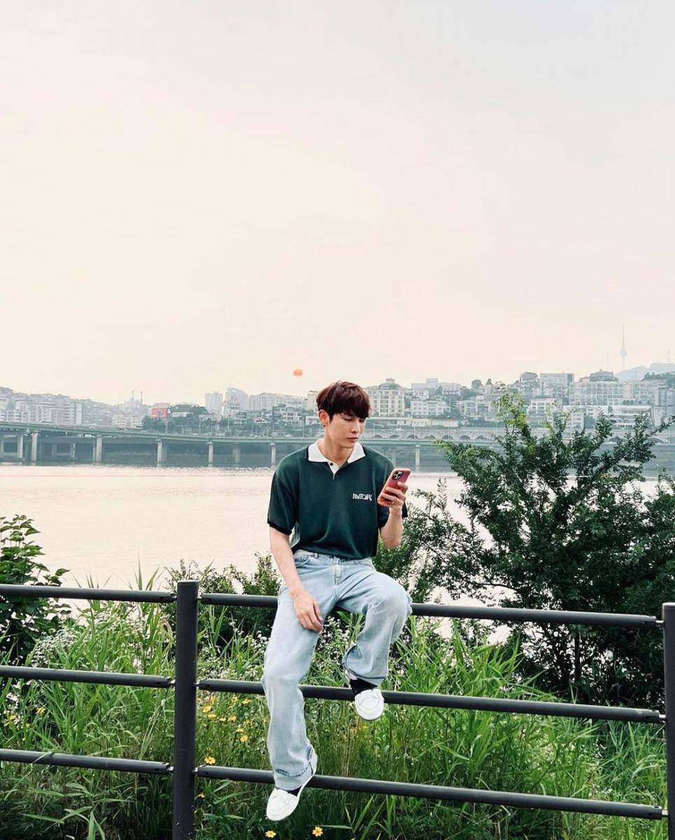 inspirasi street style ala Mew Suppasit (instagram.com/mewsuppasit)