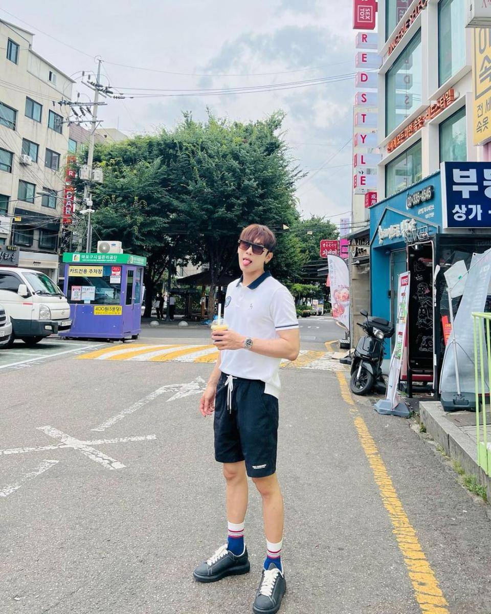 inspirasi street style ala Mew Suppasit (instagram.com/mewsuppasit)