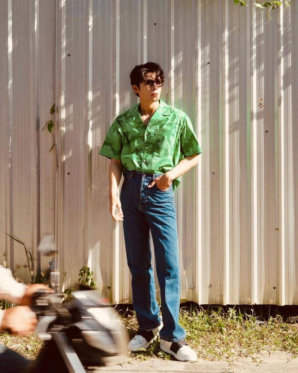 inspirasi street style ala Mew Suppasit (instagram.com/mewsuppasit)