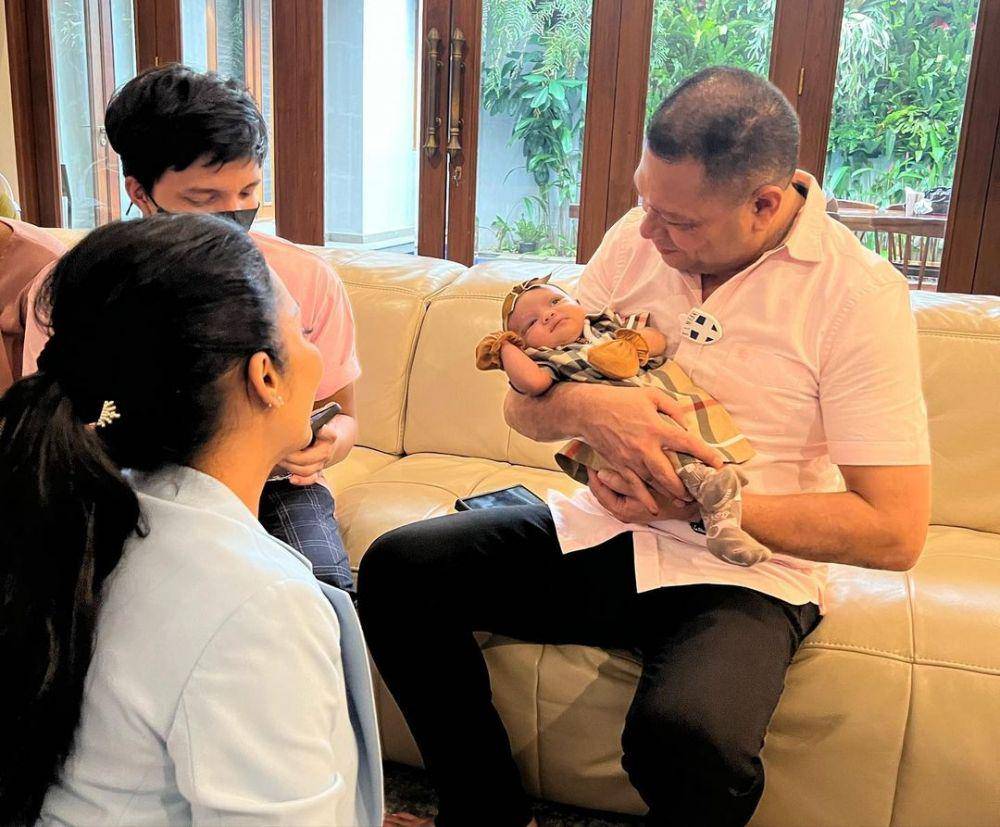 Raul Lemos momong Ameena (Instagram.com/krisdayantilemos)