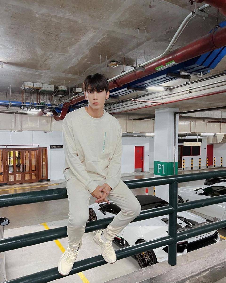 inspirasi street style ala Mew Suppasit (instagram.com/mewsuppasit)