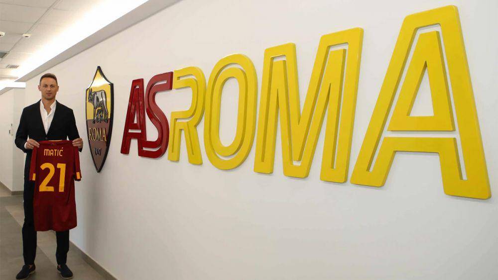Nemanja Matic ketika diperkenalkan sebagai pemain baru AS Roma. (asroma.com)