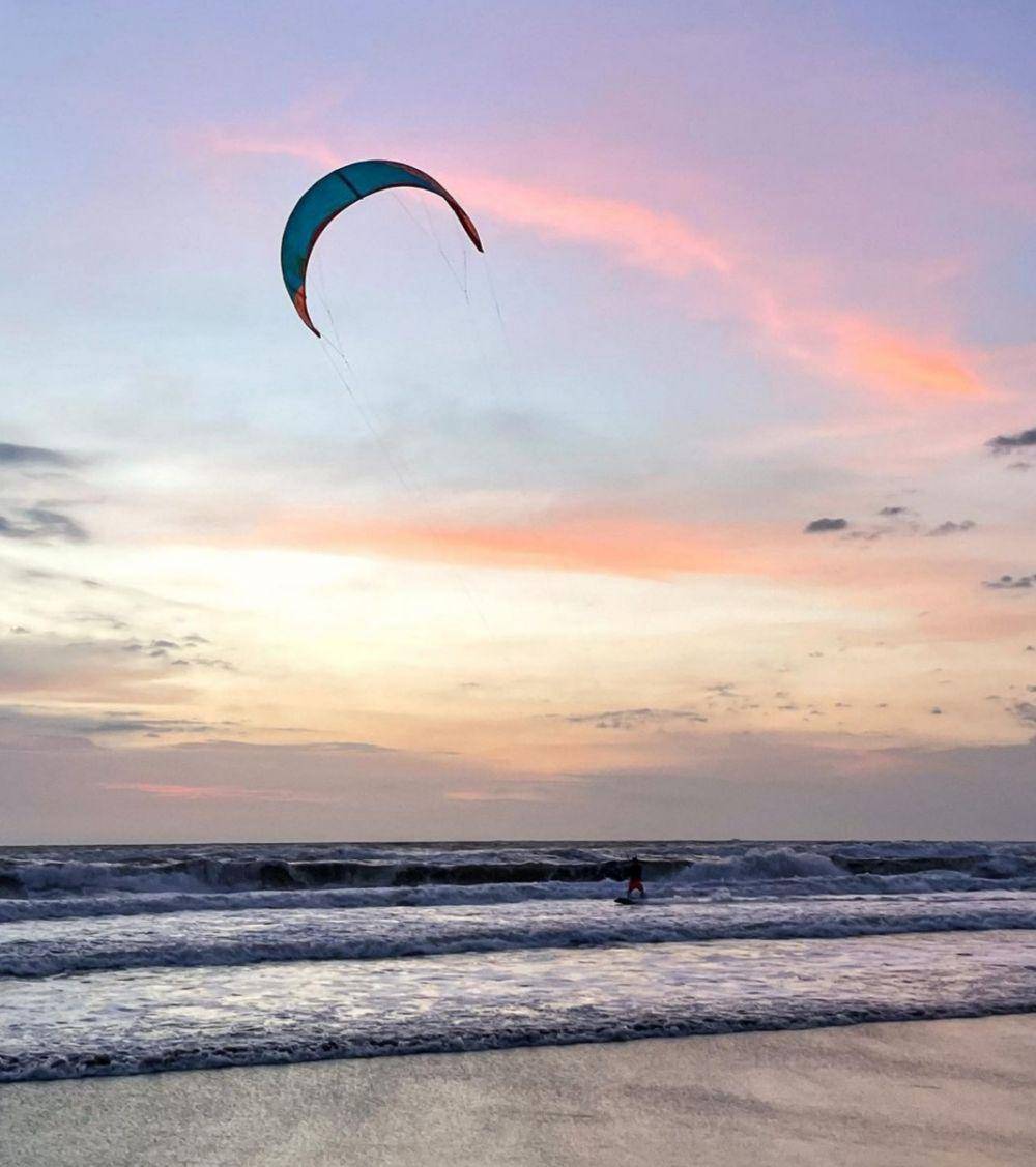 Pantai Petitenget (instagram.com/vika_poledance)