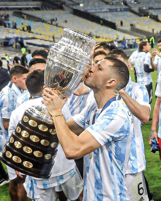 Guido Rodriguez dengan trofi Copa America 2020 (instagram.com/guiido_rodriguez)