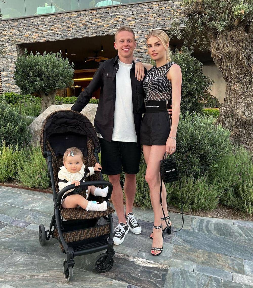 Oleksandr Zinchenko dan keluarga kecilnya (instagram.com/v.lada_sedan)