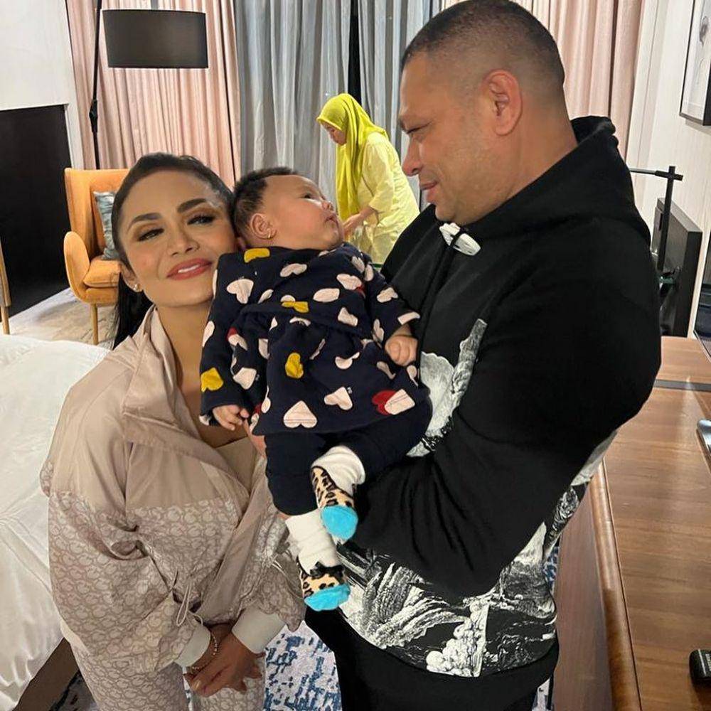 Raul Lemos momong Ameena (Instagram.com/krisdayantilemos)