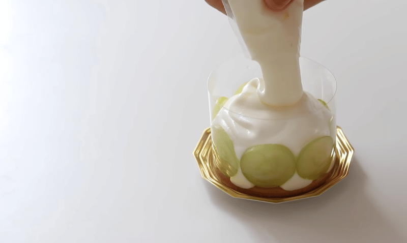 ilustrasi memasukkan yogurt mousse ke dalam cetakan (youtube.com/HidaMari Cooking)