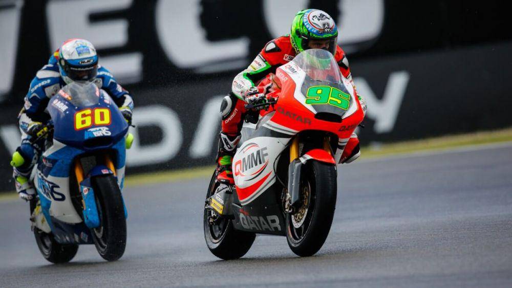 Anthony West memacu motor di depan Julian Simon. (motogp.com)