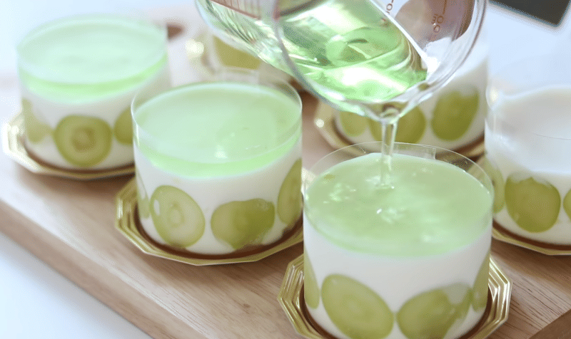 ilustrasi memasukkan grape jelly ke dalam cetakan (youtube.com/HidaMari Cooking)