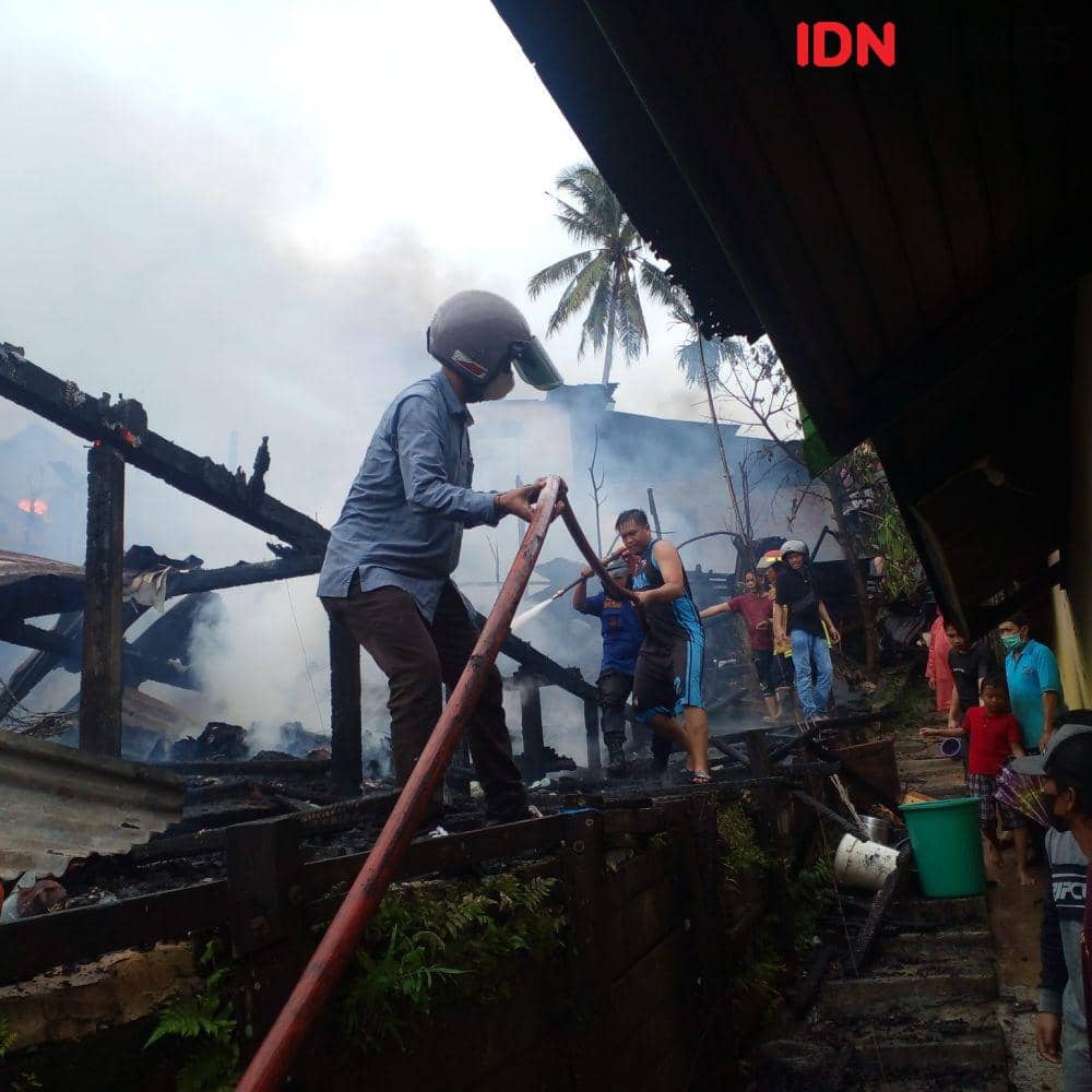 Bencana kebakaran terjadi di pemukiman padat penduduk di RT 26 Kelurahan Sepinggan Balikpapan, Senin (25/7/2022). (IDN Times/Hilmansyah)