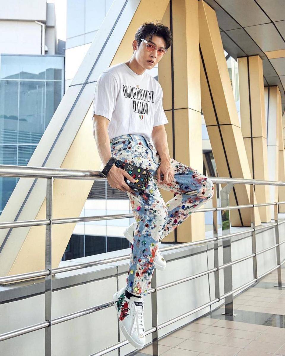 inspirasi street style ala Mew Suppasit (instagram.com/mewsuppasit)