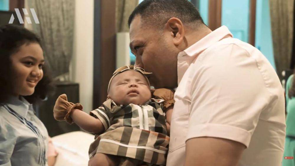 Raul Lemos momong Ameena (youtube.com/attahalilintar)