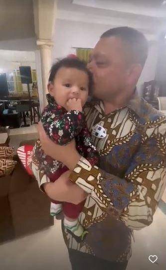 Raul Lemos momong Ameena (Instagram.com/krisdayantilemos)