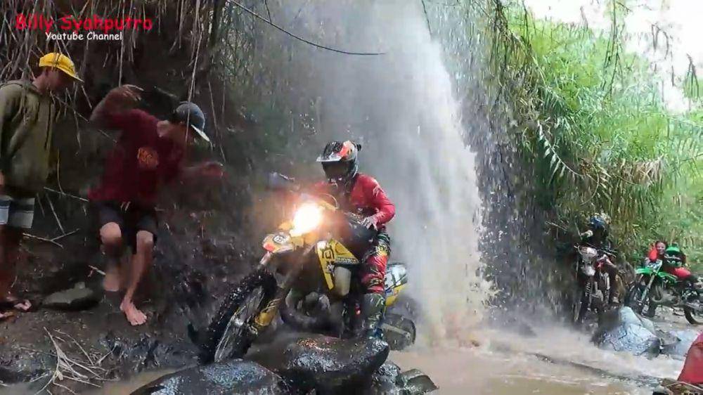 Judika dan Billy Syahputra main motor trail. (YouTube.com/Billy Syahputra)