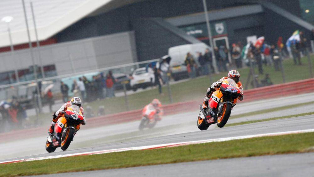 Casey Stoner memacu motor di depan Andrea Dovizioso. (motogp.com)