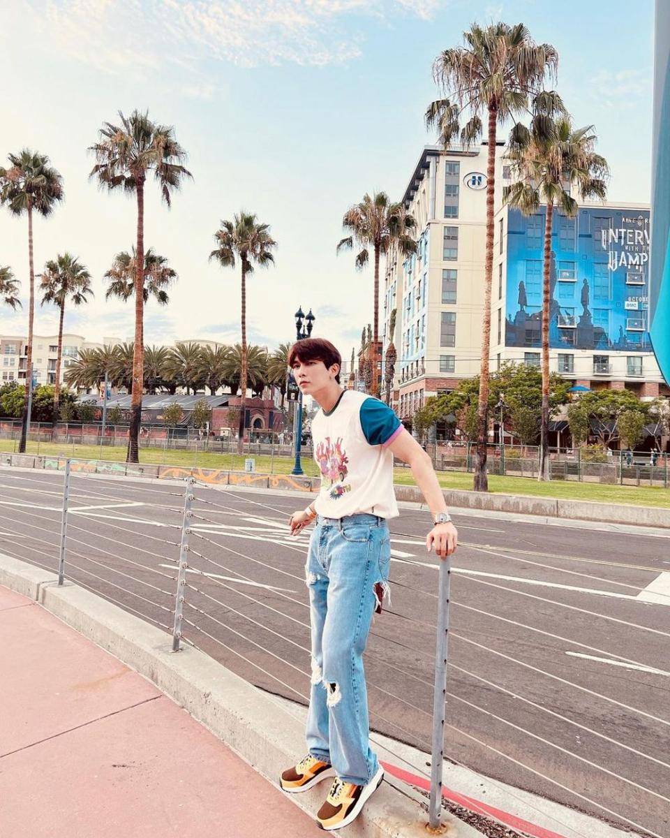 inspirasi street style ala Mew Suppasit (instagram.com/mewsuppasit)