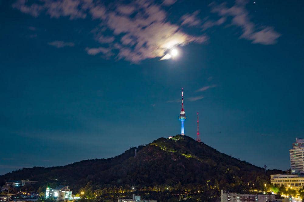 Seoul Tower (unsplash.com/Deep Heart Photos)