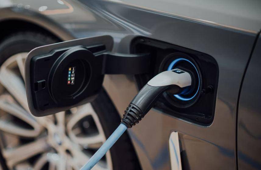 Charging kendaraan listrik (unsplash.com/chuttersnap)