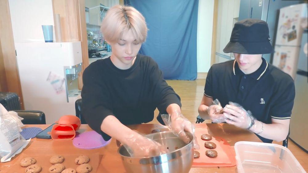 tangkapan layar Felix sedang membuat kue (youtube.com/StrayKids)