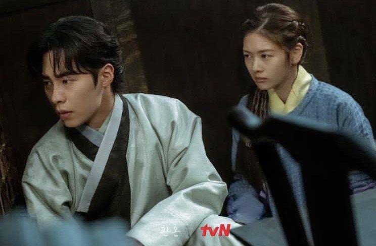 Jang Uk dan Mu Deok sedang mengintip (instagram.com/tvn_drama)