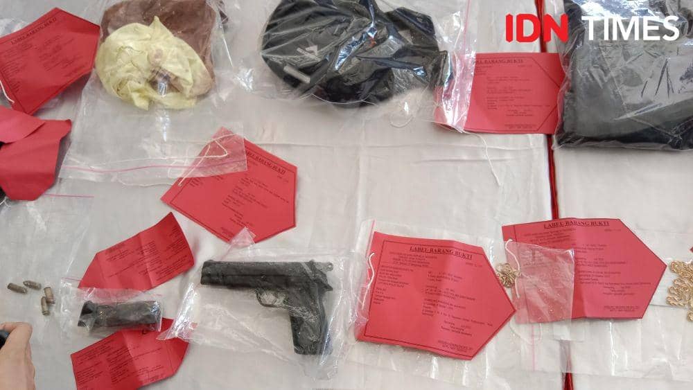 Sejumlah barang bukti penembakan diamankan polisi. (IDN Times/Fariz Fardianto)