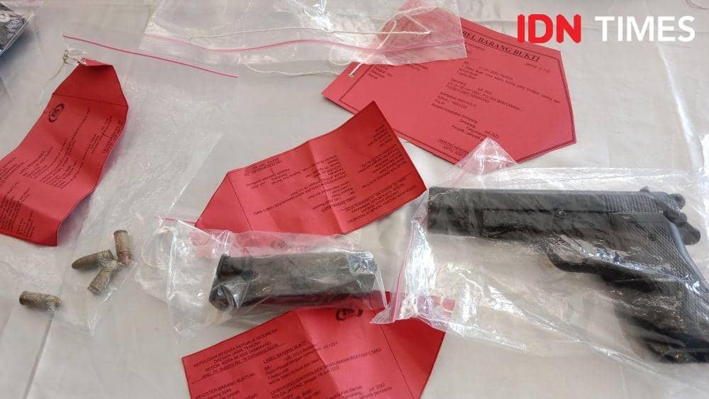 Pistol dan peluru yang ditemukan di rumah korban penembakan. (IDN Times/Fariz Fardianto (