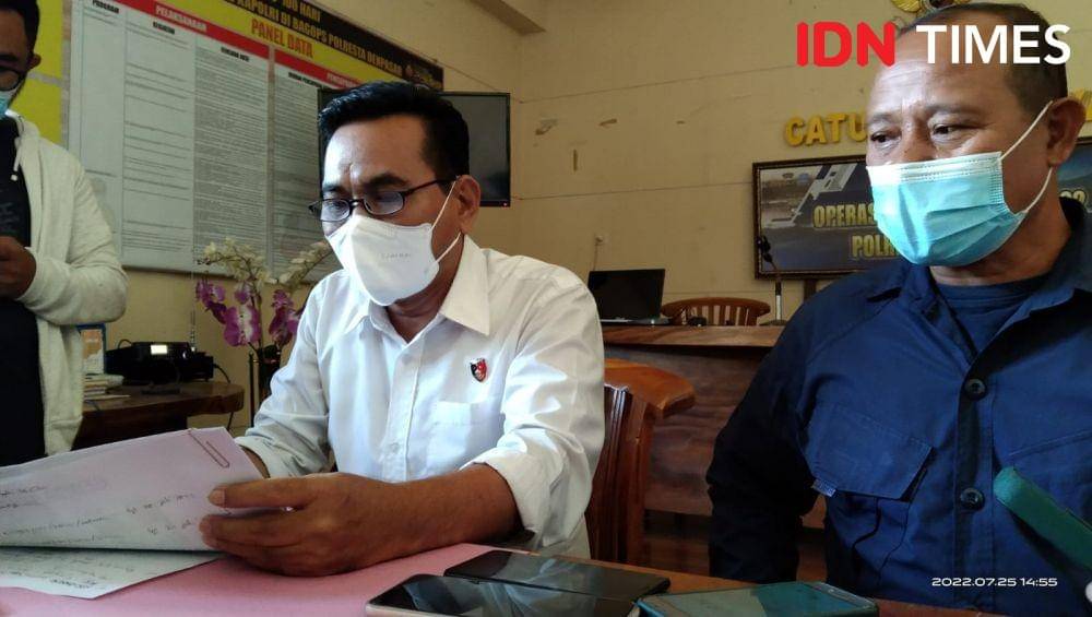 Wakasat Reskrim Polresta Denpasar, AKP Andre Wiastu Prayitno didampingi Kasubag Humas Polresta Denpasar, Iptu I Ketut Sukadi. (IDN Times/Ayu Afria)