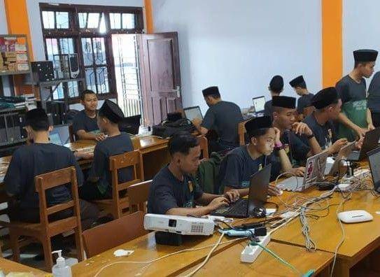 Pemerintah Kabupaten (Pemkab) Banyuwangi terus berupaya menyiapkan SDM unggul dan terampil melalui program Banyuwangi Ayo Kursus (BAK). (Dok. Humas Pemkab Banyuwangi)