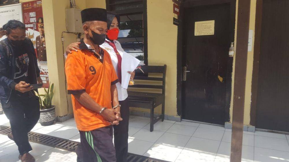 Tersangka kasus dugaan kekerasan seksual terhadap anak usia 6 tahun di Kota Mataram. (IDN Times/Muhammad Nasir)