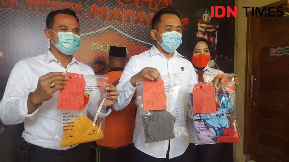 Kasatreskrim Polresta Mataram Kompol Kadek Adi Budi Astawa menunjukkan barang bukti kasus kekerasan seksual terhadap anak di Kota Mataram. (IDN Times/Muhammad Nasir)