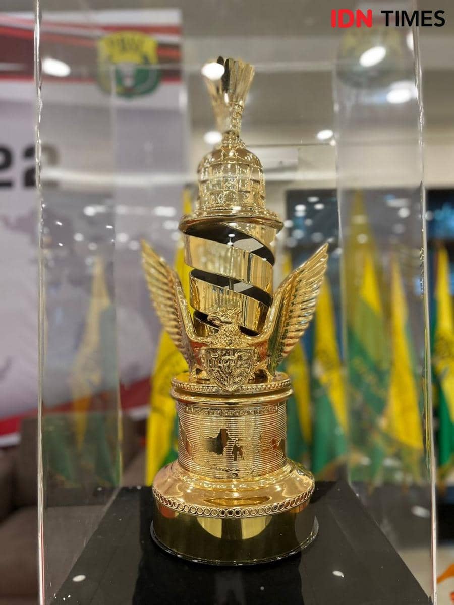 Trofi Kejuaraan Bulu Tangkis Piala Presiden 2022 (IDN Times/Margith Juita Damanik)