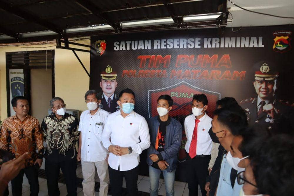 Kasatreskrim Polresta Mataram saat memberikan keterangan pers mengenai penghentian kasus perusakan fasilitas kampus Undikma. (Dok. Polresta Mataram)