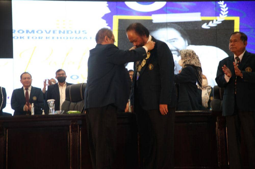 Proses pemberian gelar Doktor Honoris Causa pada Surya Paloh. Dok/Humas FISIP UB