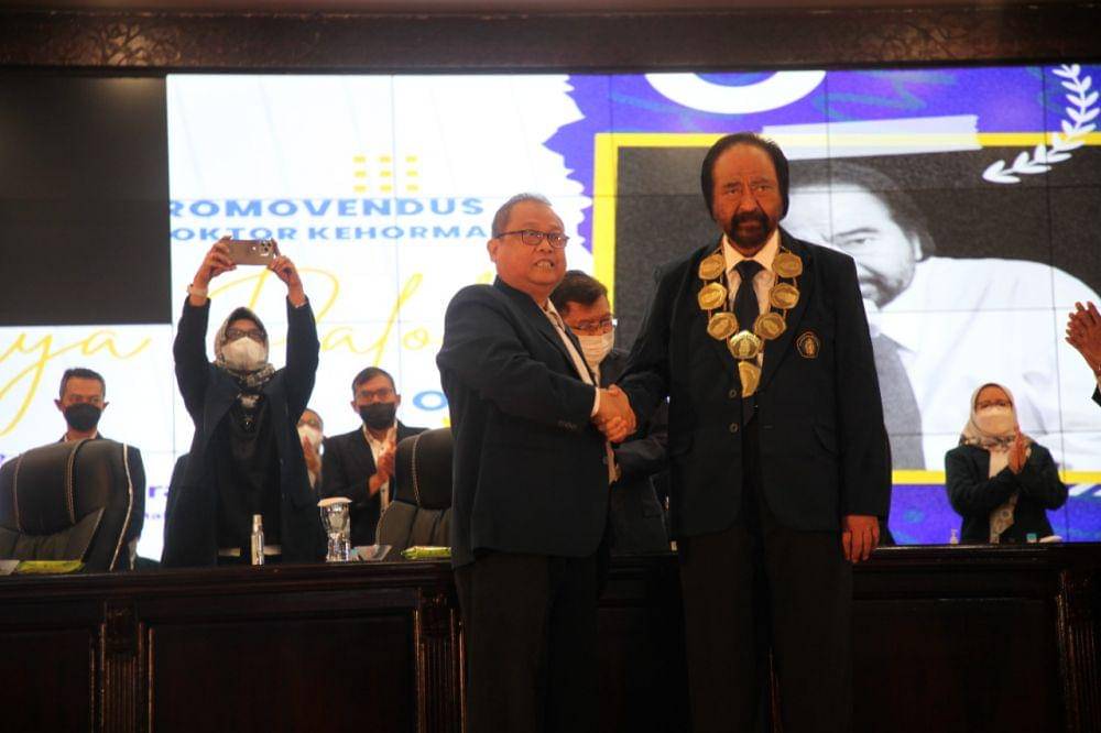 Surya Paloh saat dianugerahi gelar Doktor Honoris Causa dari FISIP UB. Dok/Humas FISIP UB
