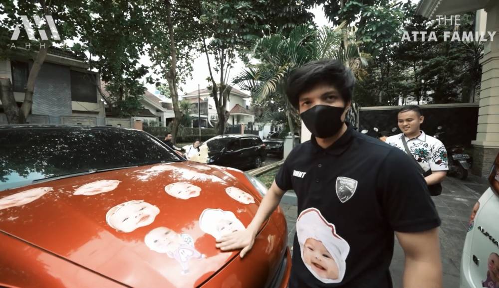 momen jail Atta tempel stiker wajah Ameena di mobil Thariq (youtube.com/attahalilintar)