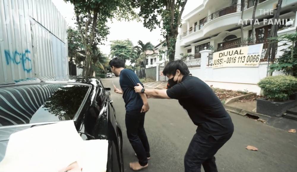 momen jail Atta tempel stiker wajah Ameena di mobil Thariq (youtube.com/attahalilintar)