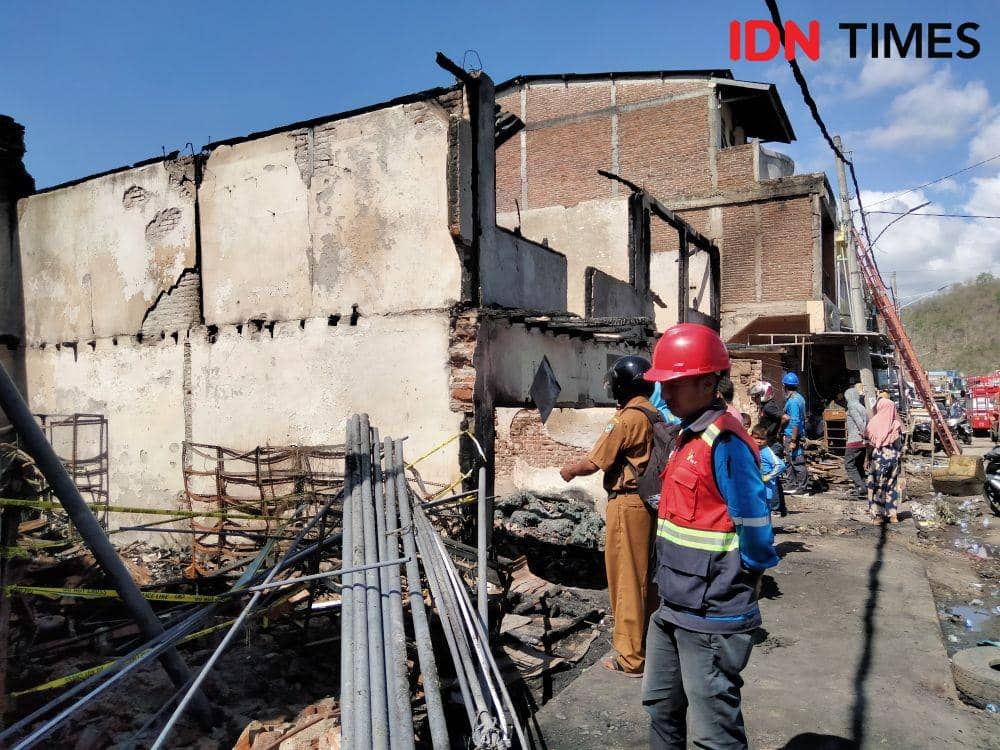 Foto bekas bangunan yang terbakar (IDN Times/Juliadin)